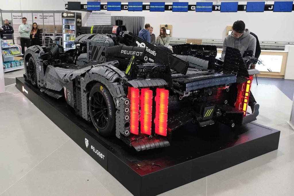 Instalace modelu stavebnice Peugeot Le Mans za účasti designera společnosti Lego