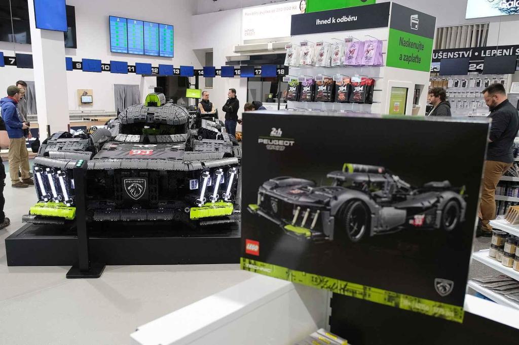 Instalace modelu stavebnice Peugeot Le Mans za účasti designera společnosti Lego