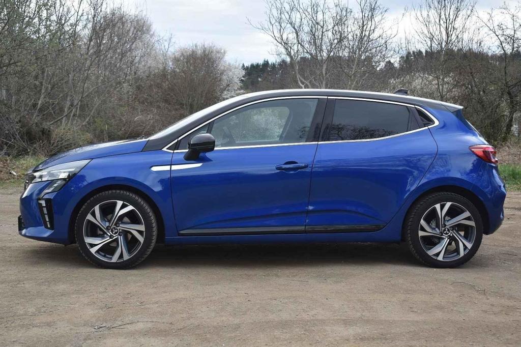 Auto v kombinaci modré s černou vypadlo moc dobře
