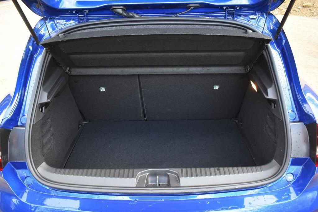 Kufr je ale na městské auto výborný