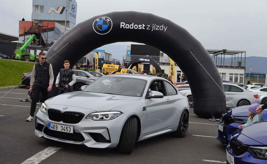 Vstupní brána se sloganem: BMW Radost z jízdy.