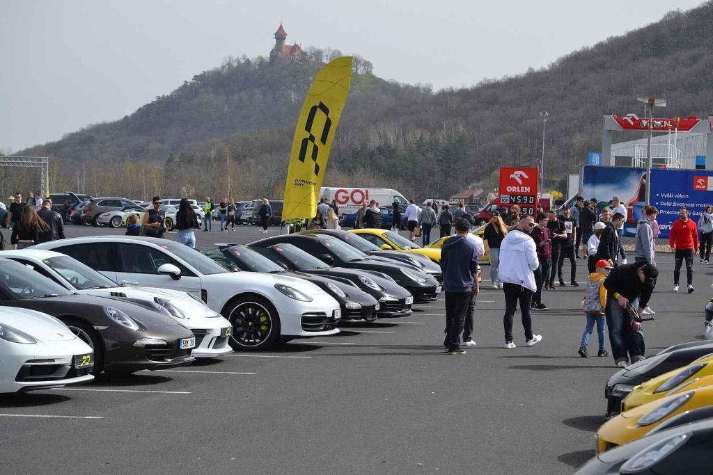 Porsche kam se podíváš. To byl druhý Porsche Day na Autodromu v Mostě.