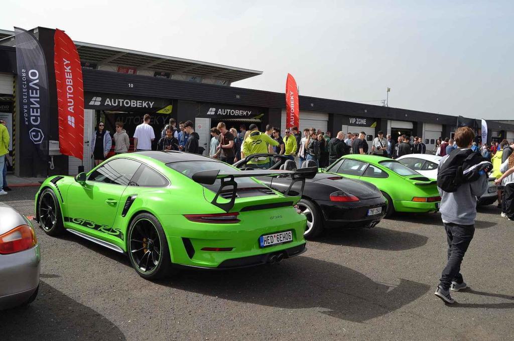 Porsche kam se podíváš. To byl druhý Porsche Day na Autodromu v Mostě.