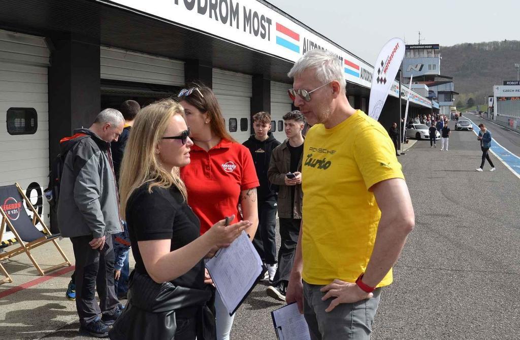 Akce byla také o diskuzi na téma Porsche.