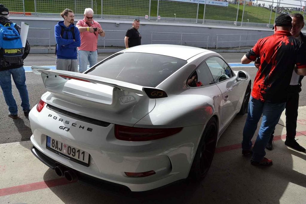 Porsche GT3 před boxem.