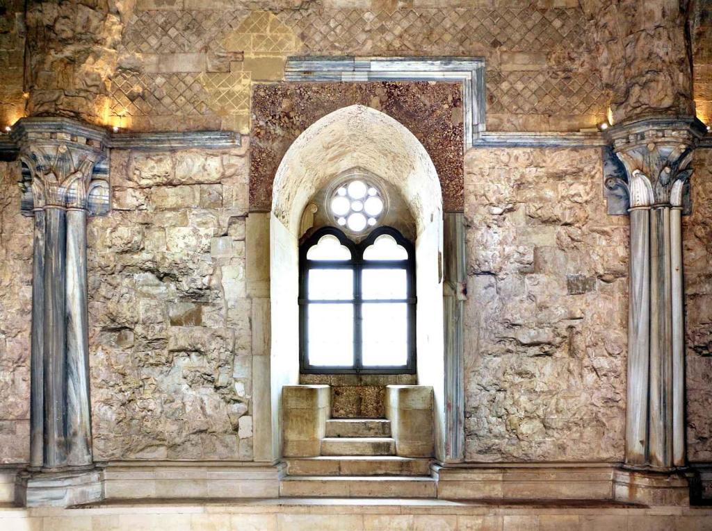 Takto Castel del Monte vypadá uvnitř.