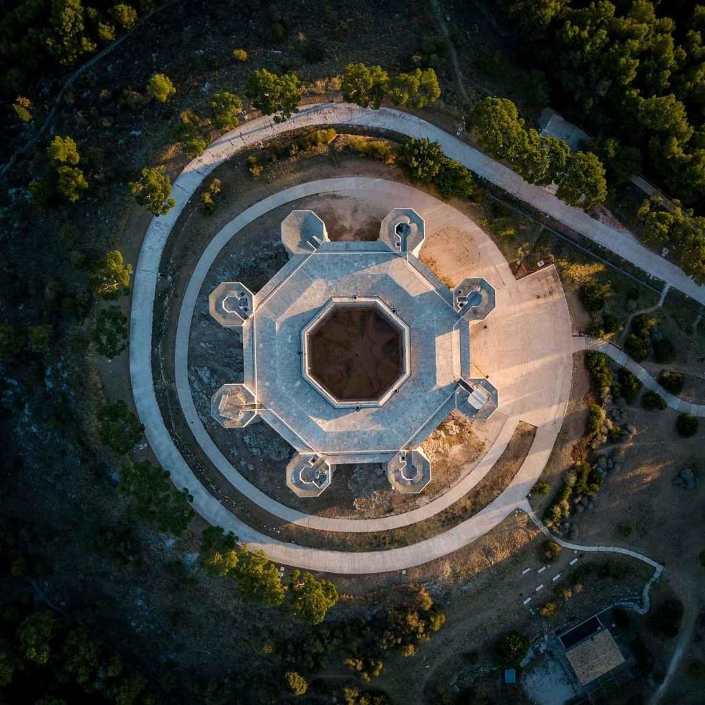 Castel del Monte je hrad ze seriálu Smysl pro tumor.