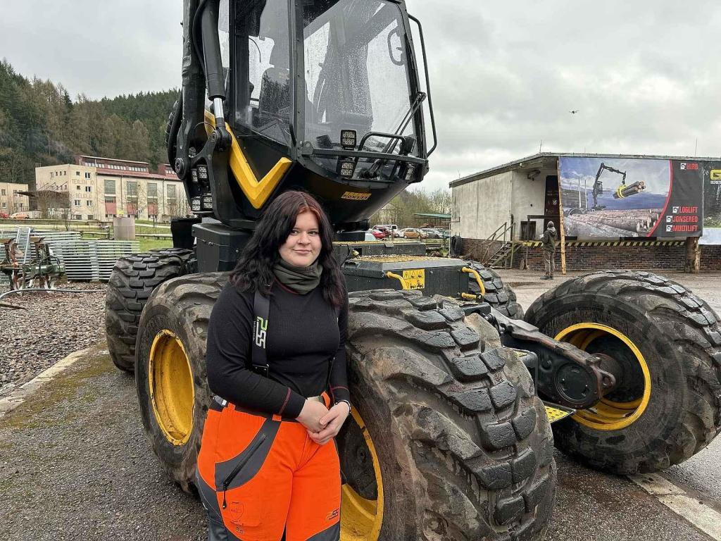 Valentýna Smutná studuje na trutnovské Lesárně obor operátor těžebně dopravních strojů.