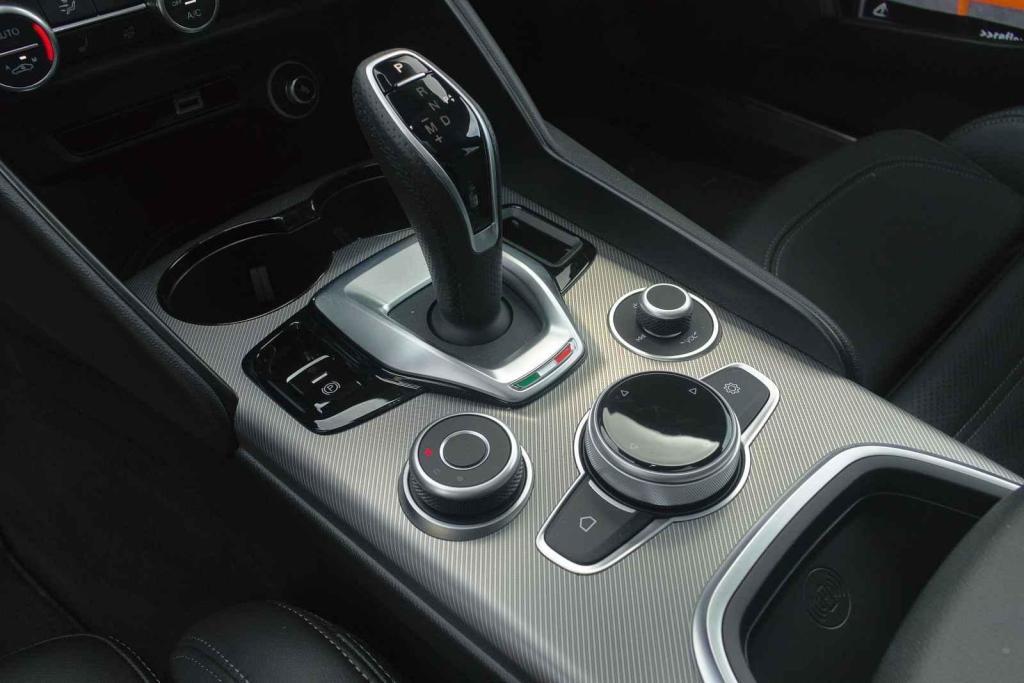 Infotainment můžete ovládat i kolečkem na středovém tunelu.