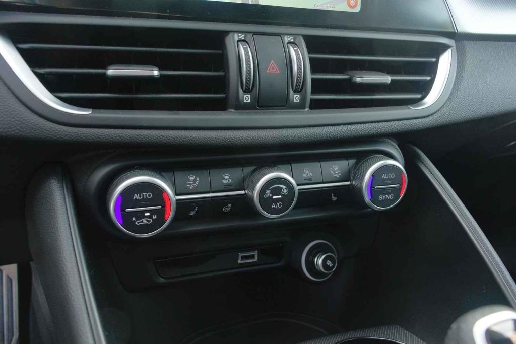 Klimatizace má stále vlastní panel s tlačítky a kolečky.