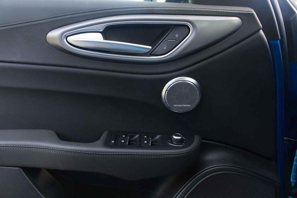 O zvuk se stará audiosystém Harman Kardon.