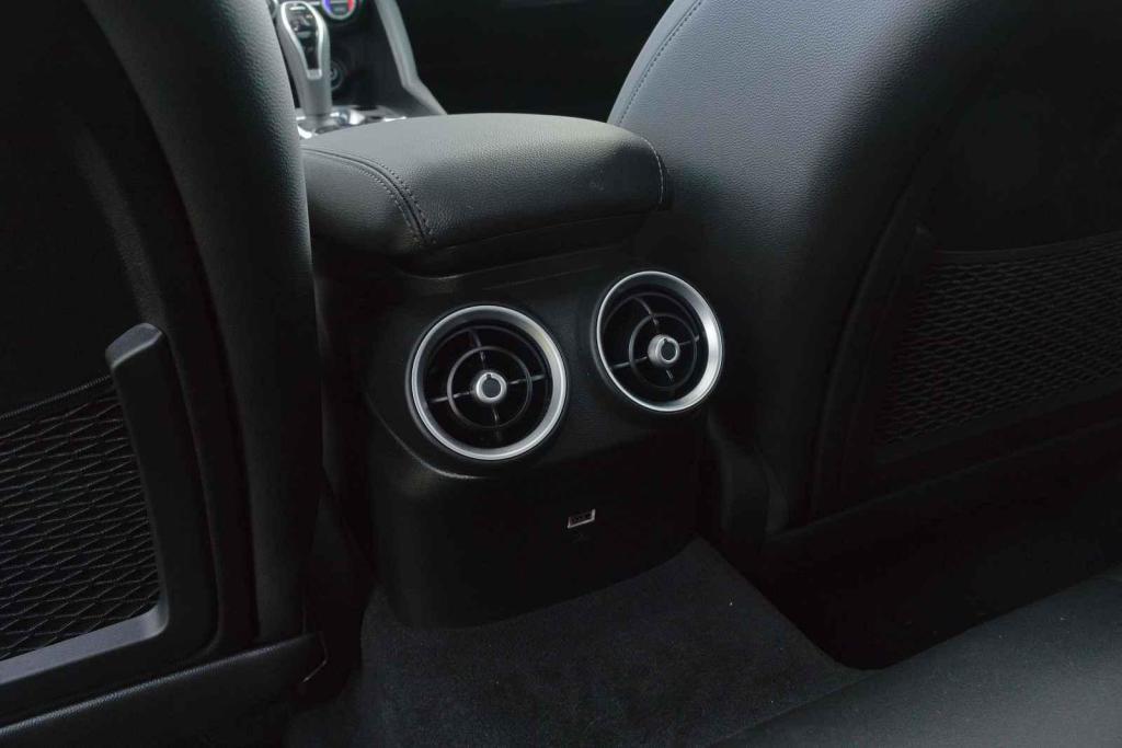 Své výdechy ventilace cestující vzadu mají, nastavování klimatizace nikoliv.