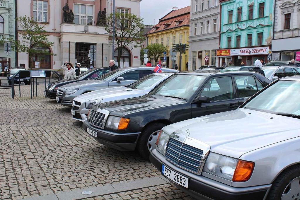 Sraz vozů značky Mercedes na Karlově náměstí v Kolíně.