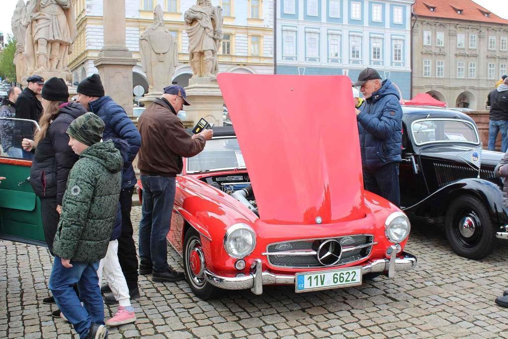 Sraz vozů značky Mercedes na Karlově náměstí v Kolíně.