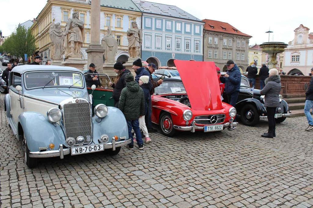 Sraz vozů značky Mercedes na Karlově náměstí v Kolíně.