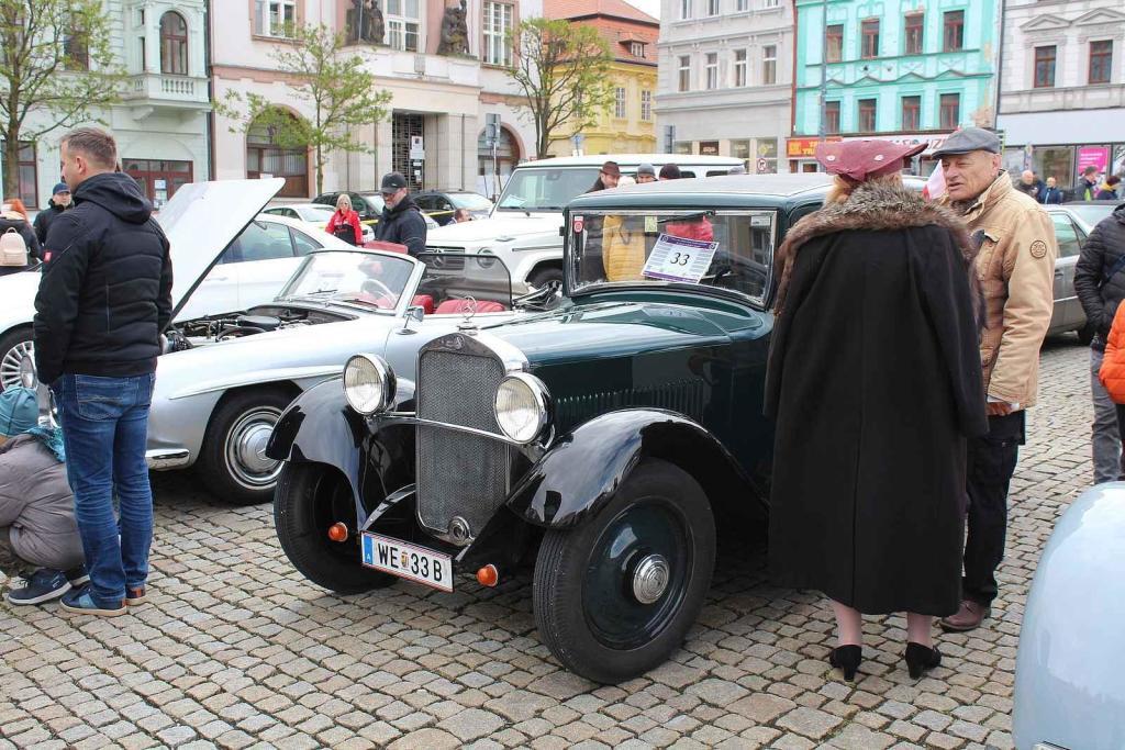 Sraz vozů značky Mercedes na Karlově náměstí v Kolíně.