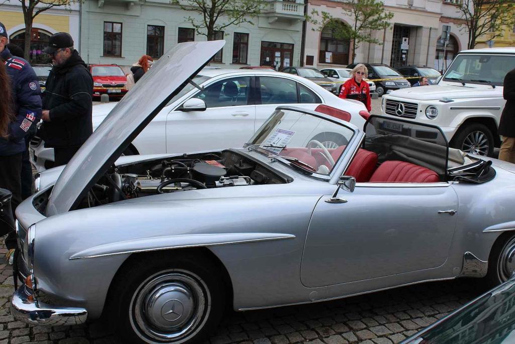 Sraz vozů značky Mercedes na Karlově náměstí v Kolíně.