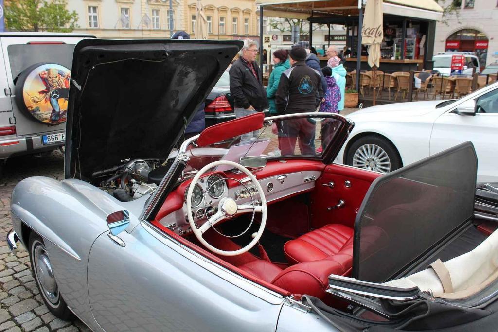 Sraz vozů značky Mercedes na Karlově náměstí v Kolíně.
