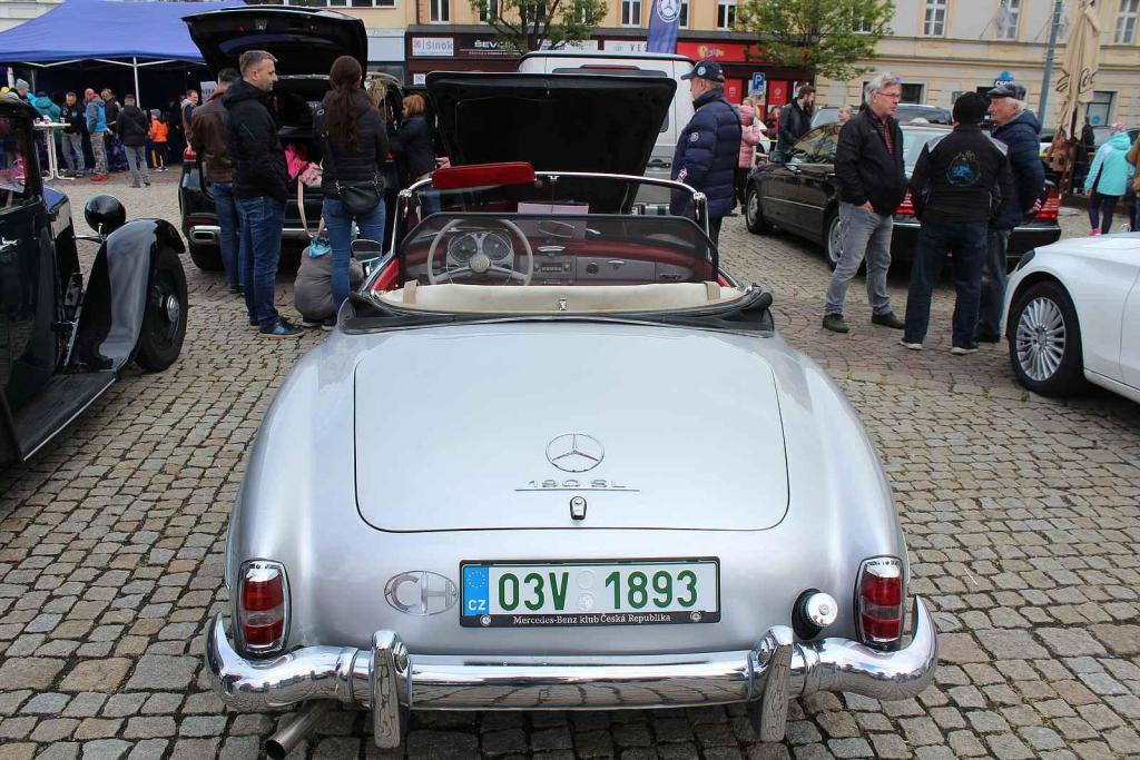Sraz vozů značky Mercedes na Karlově náměstí v Kolíně.