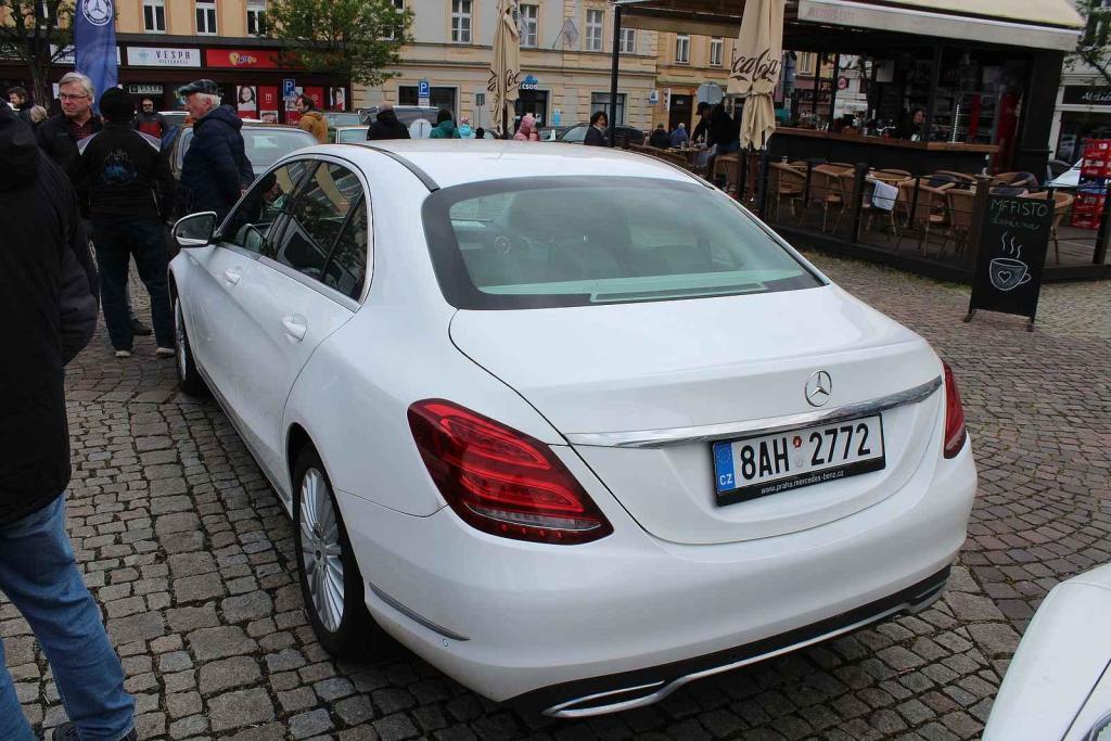 Sraz vozů značky Mercedes na Karlově náměstí v Kolíně.