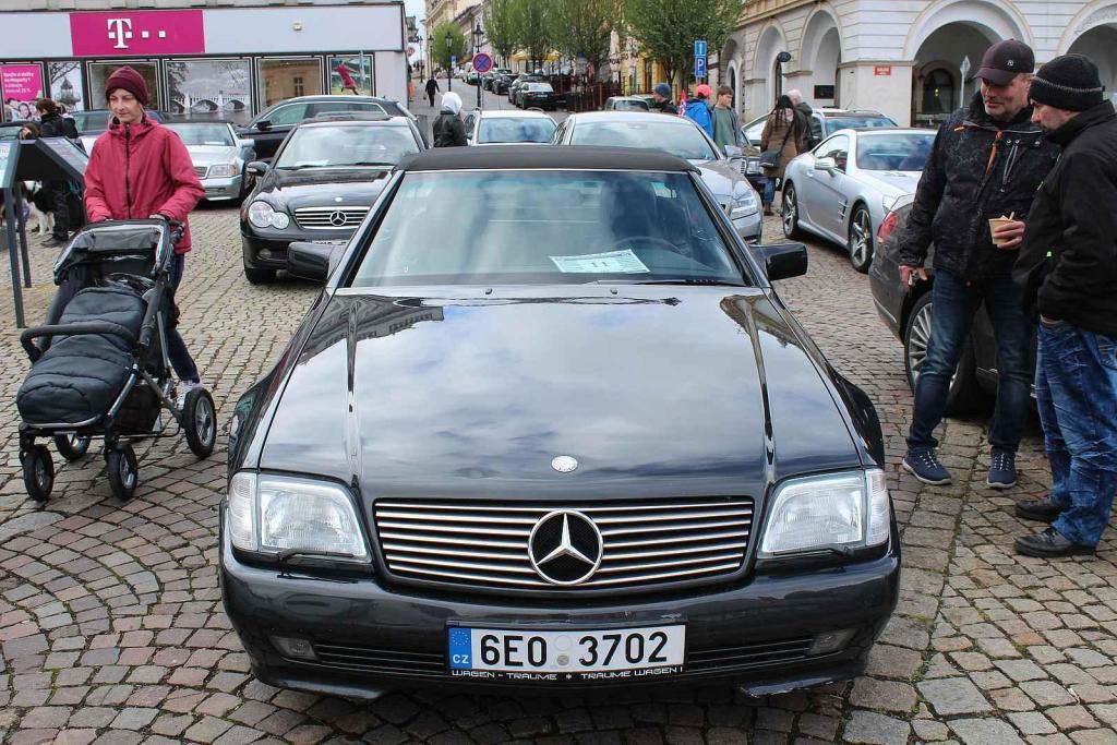Sraz vozů značky Mercedes na Karlově náměstí v Kolíně.