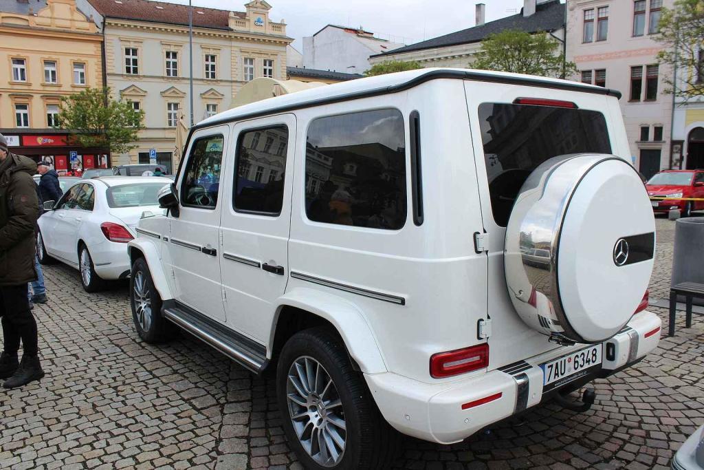 Sraz vozů značky Mercedes na Karlově náměstí v Kolíně.