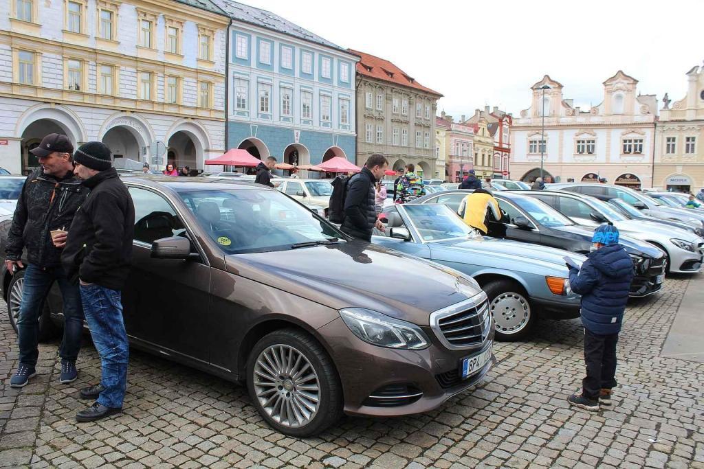 Sraz vozů značky Mercedes na Karlově náměstí v Kolíně.