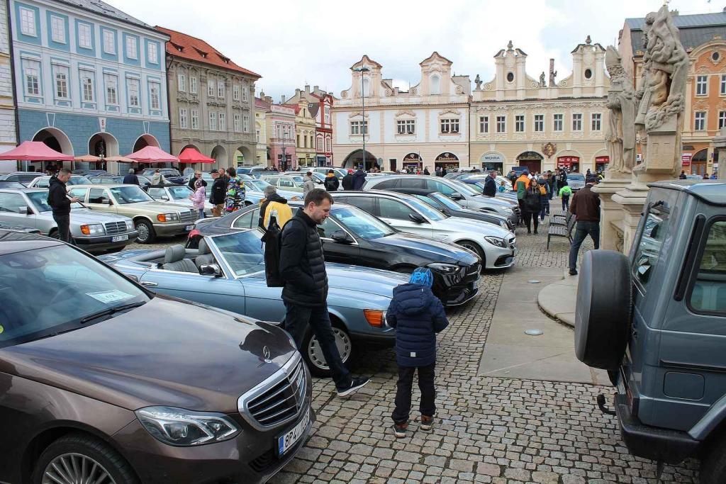 Sraz vozů značky Mercedes na Karlově náměstí v Kolíně.