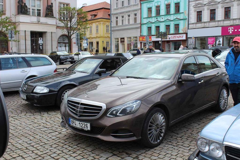 Sraz vozů značky Mercedes na Karlově náměstí v Kolíně.