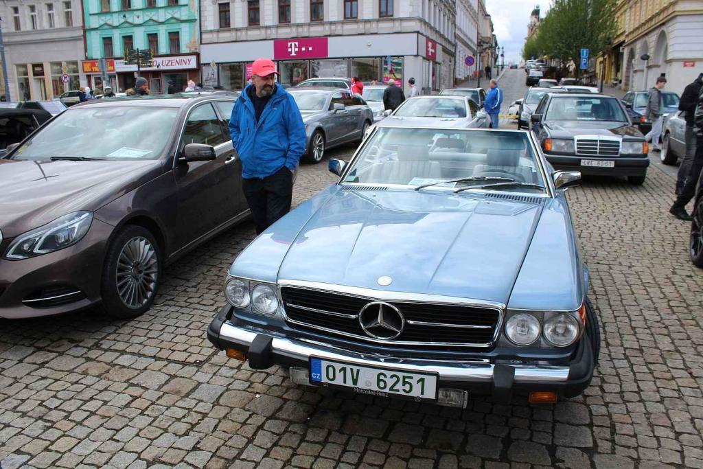 Sraz vozů značky Mercedes na Karlově náměstí v Kolíně.