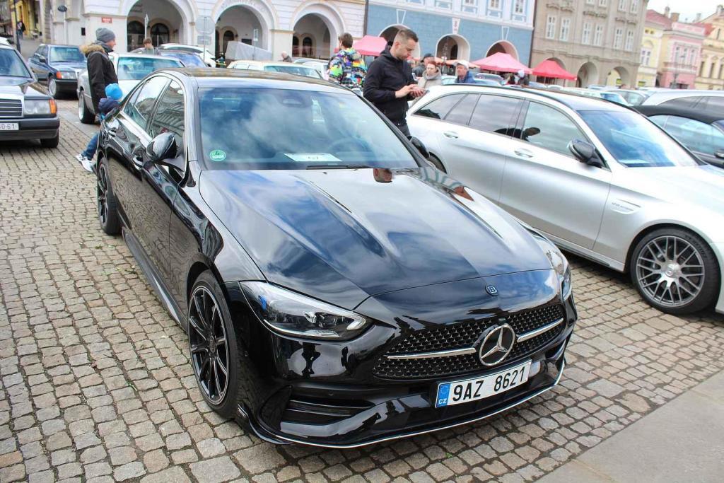 Sraz vozů značky Mercedes na Karlově náměstí v Kolíně.