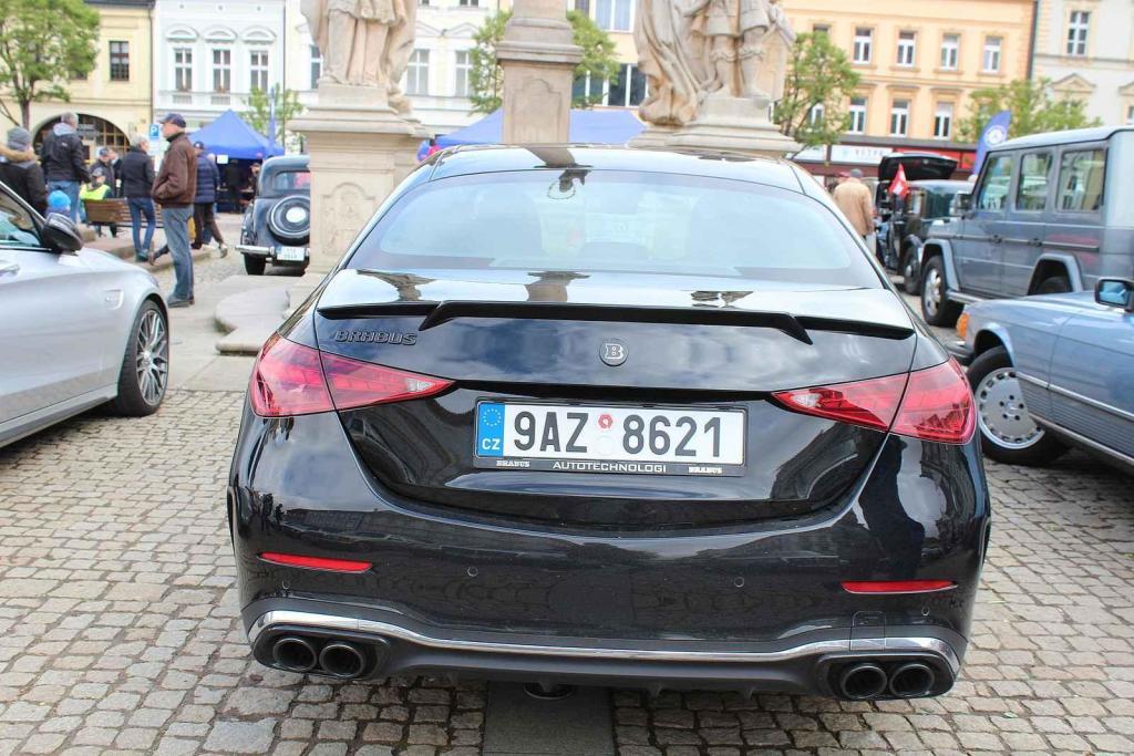 Sraz vozů značky Mercedes na Karlově náměstí v Kolíně.