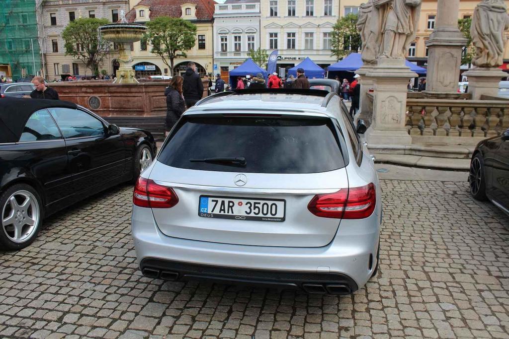 Sraz vozů značky Mercedes na Karlově náměstí v Kolíně.