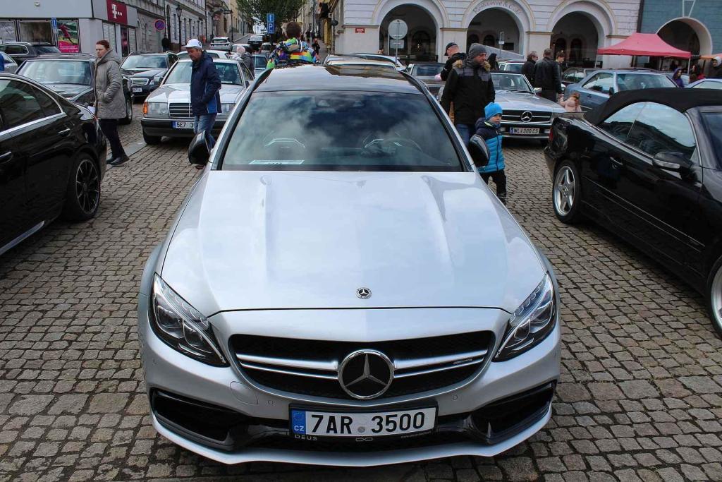 Sraz vozů značky Mercedes na Karlově náměstí v Kolíně.