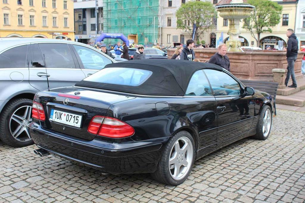 Sraz vozů značky Mercedes na Karlově náměstí v Kolíně.
