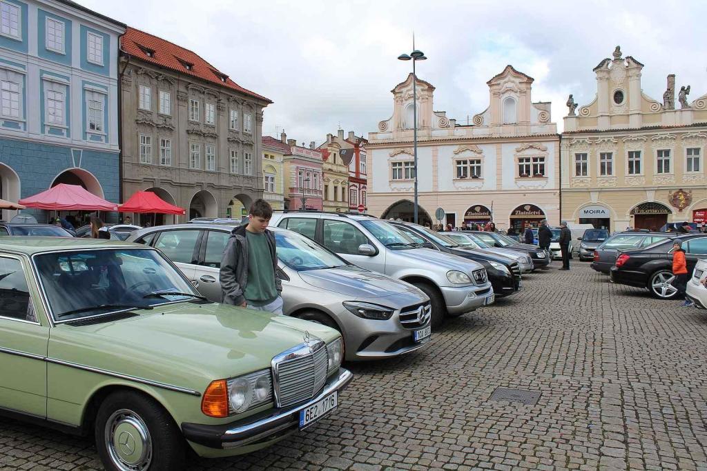 Sraz vozů značky Mercedes na Karlově náměstí v Kolíně.