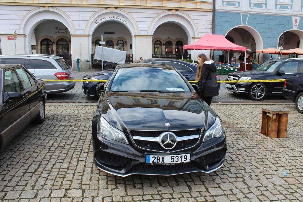 Sraz vozů značky Mercedes na Karlově náměstí v Kolíně.