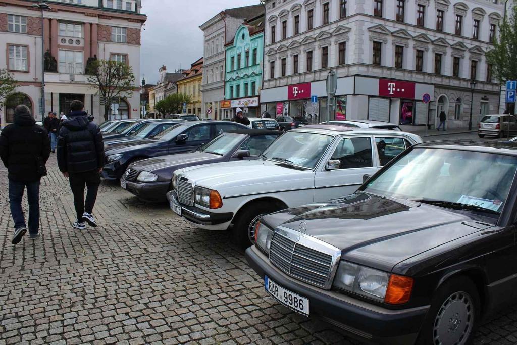 Sraz vozů značky Mercedes na Karlově náměstí v Kolíně.