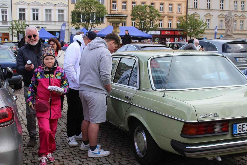 Sraz vozů značky Mercedes na Karlově náměstí v Kolíně.