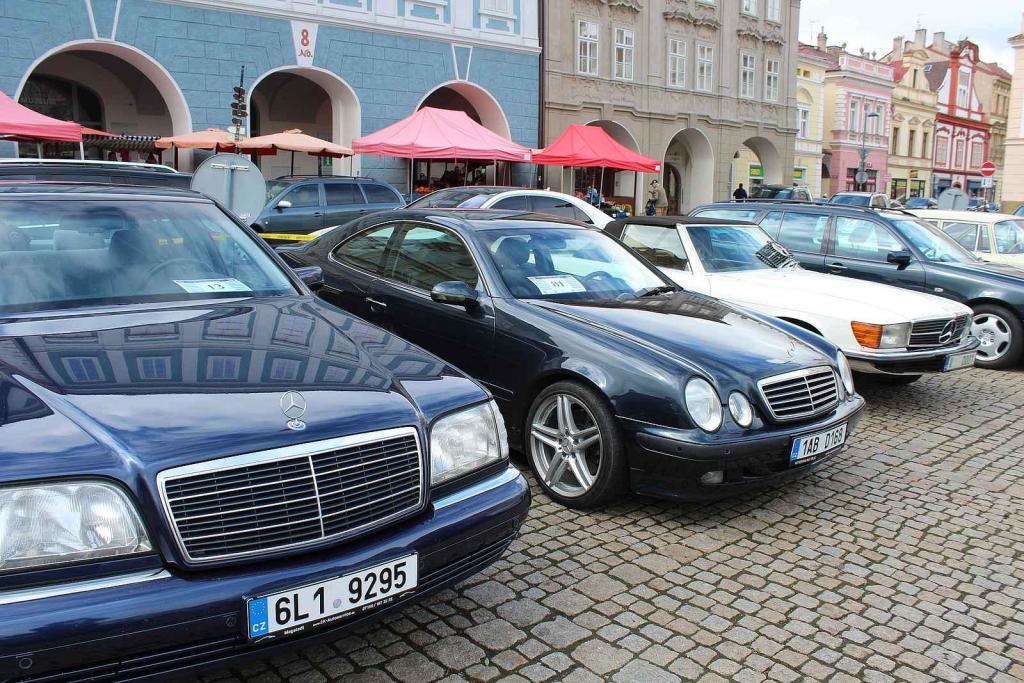 Sraz vozů značky Mercedes na Karlově náměstí v Kolíně.