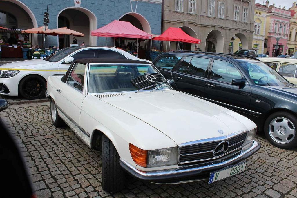Sraz vozů značky Mercedes na Karlově náměstí v Kolíně.
