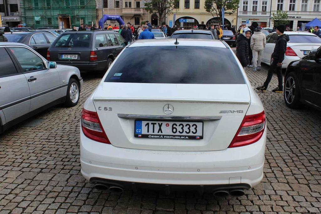 Sraz vozů značky Mercedes na Karlově náměstí v Kolíně.