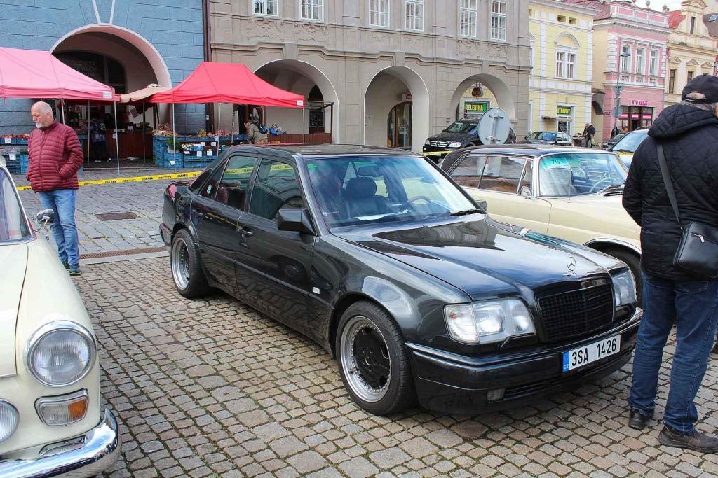 Sraz vozů značky Mercedes na Karlově náměstí v Kolíně.