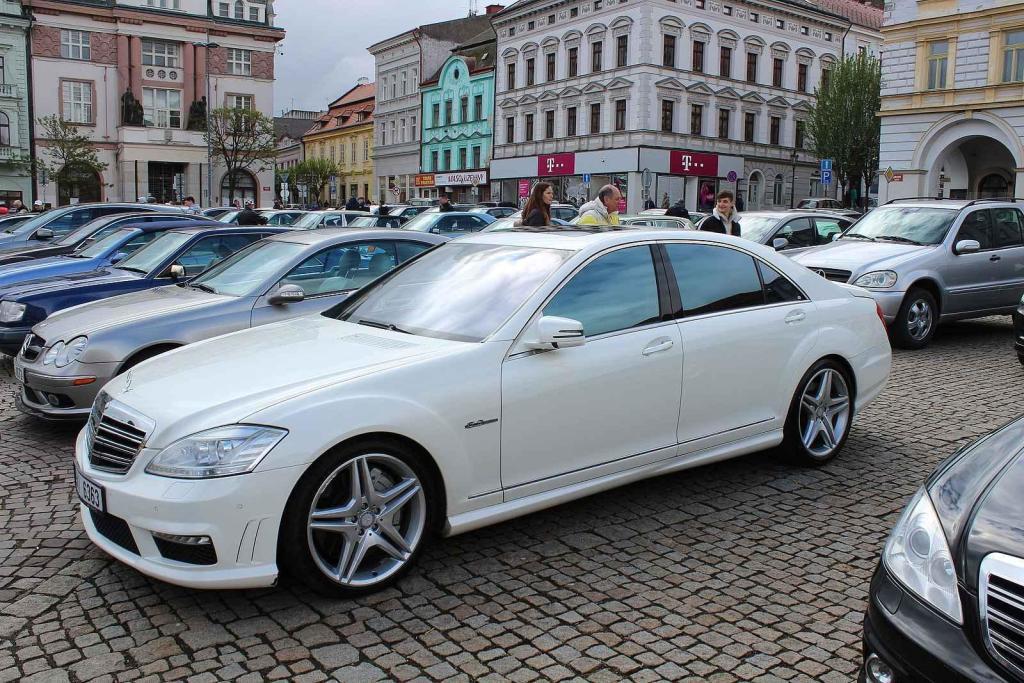 Sraz vozů značky Mercedes na Karlově náměstí v Kolíně.