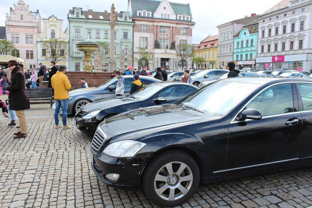Sraz vozů značky Mercedes na Karlově náměstí v Kolíně.