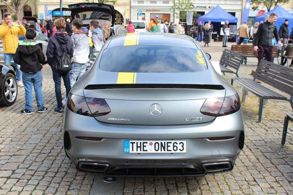 Sraz vozů značky Mercedes na Karlově náměstí v Kolíně.