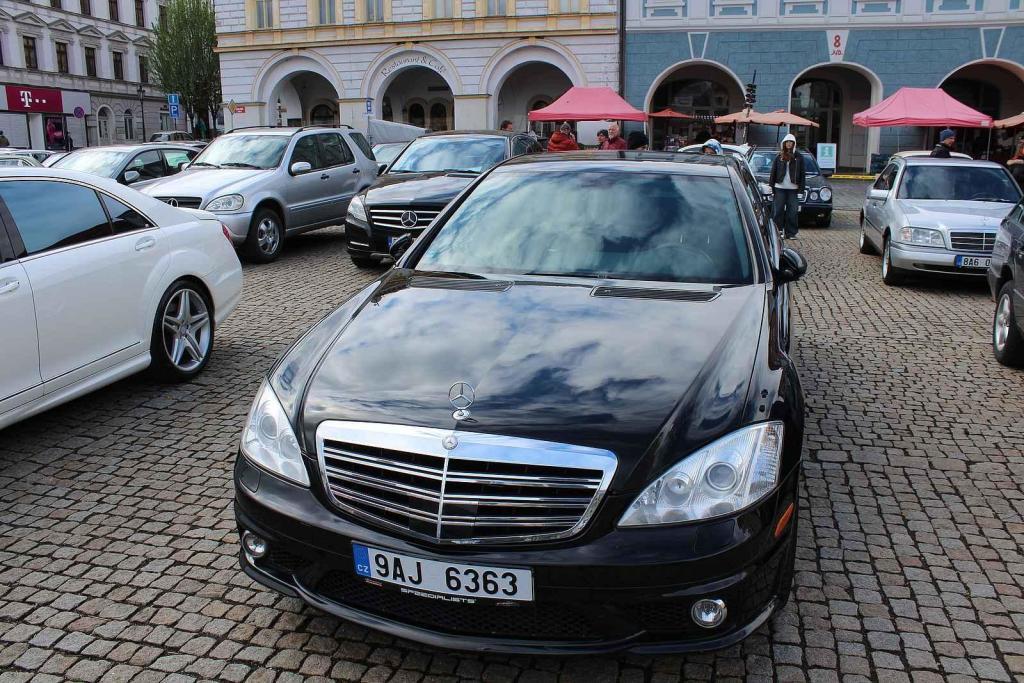 Sraz vozů značky Mercedes na Karlově náměstí v Kolíně.