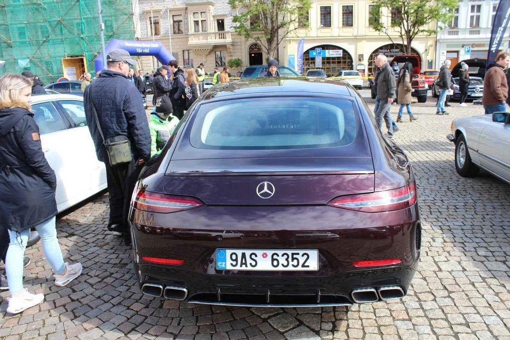 Sraz vozů značky Mercedes na Karlově náměstí v Kolíně.
