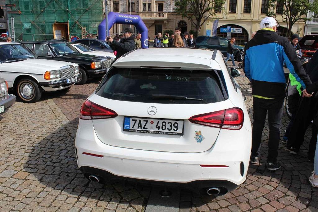 Sraz vozů značky Mercedes na Karlově náměstí v Kolíně.