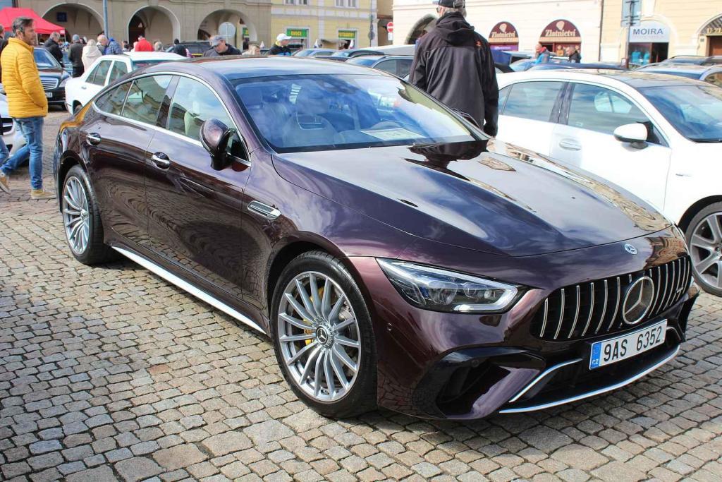 Sraz vozů značky Mercedes na Karlově náměstí v Kolíně.